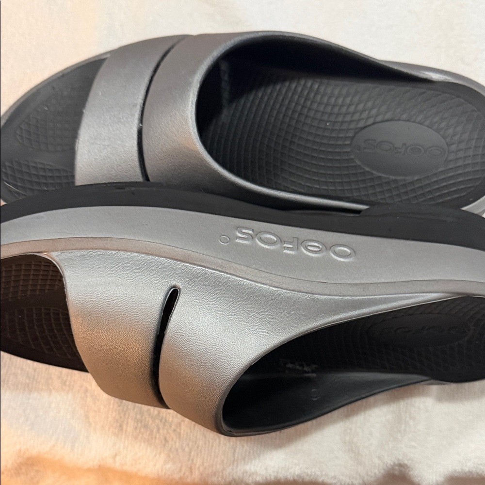 OOFOS OOMEGA Women’s Gunmetal Slide Sandals
